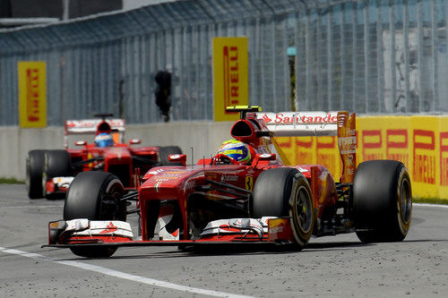 Felipe Massa rueda por delante de Fernando Alonso