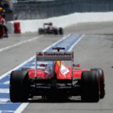 Fernando Alonso sale de boxes con neumáticos frescos