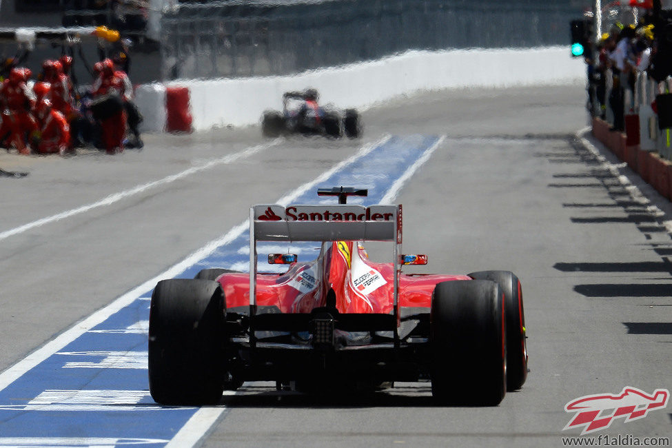 Fernando Alonso sale de boxes con neumáticos frescos