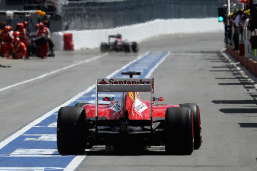 Fernando Alonso sale de boxes con neumáticos frescos