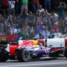 Sebastian Vettel saluda a la grada tras ganar el GP de Canadá 2013