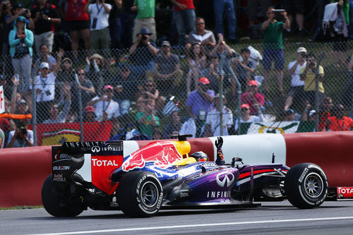 Sebastian Vettel saluda a la grada tras ganar el GP de Canadá 2013