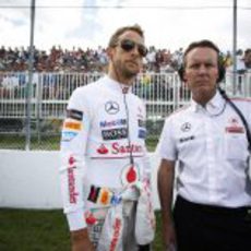 Jenson Button posa con sus gafas de sol en plena parrilla del GP de Canadá 2013