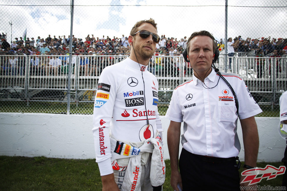 Jenson Button posa con sus gafas de sol en plena parrilla del GP de Canadá 2013