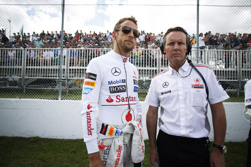 Jenson Button posa con sus gafas de sol en plena parrilla del GP de Canadá 2013