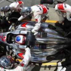 Jenson Button realiza una fugaz parada durante el GP de Canadá 2013