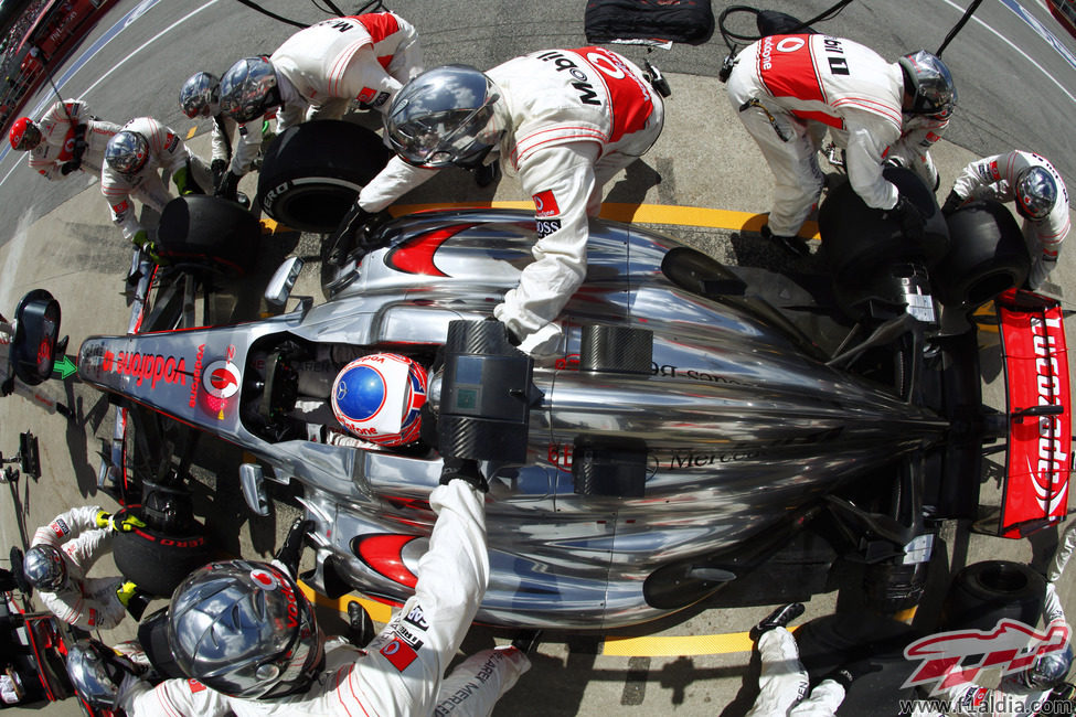 Jenson Button realiza una fugaz parada durante el GP de Canadá 2013