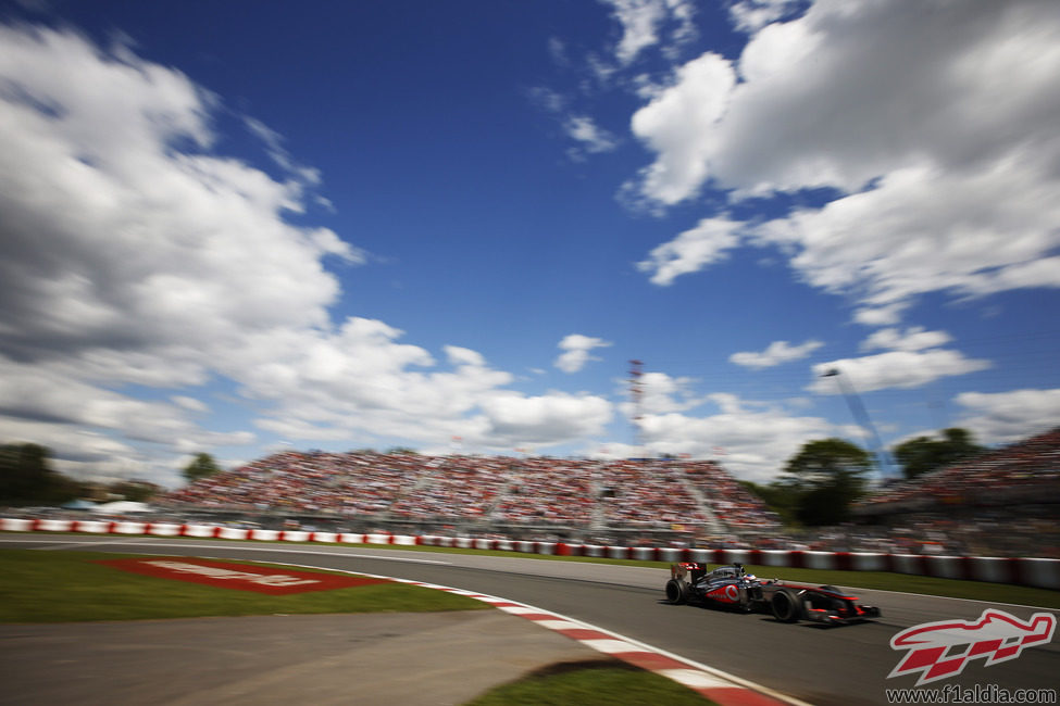 Jenson Button a toda velocidad durante el GP de Canadá 2013