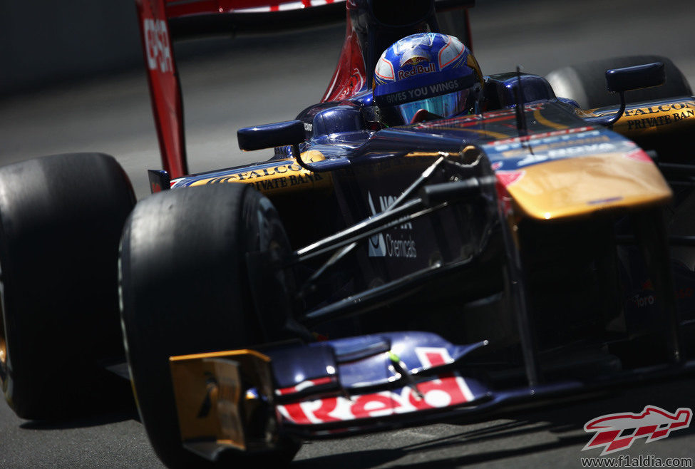 Daniel Ricciardo rodando con el neumático medio