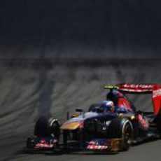 Daniel Ricciardo sufre para conducir su STR8