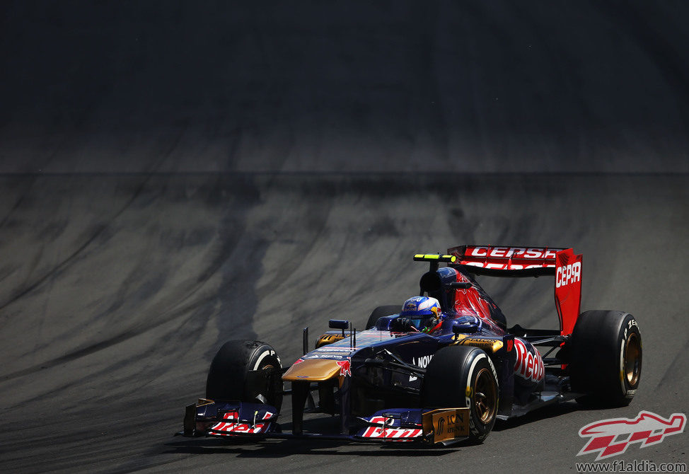 Daniel Ricciardo sufre para conducir su STR8