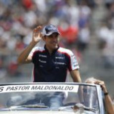 Pastor Maldonado saluda en el 'drivers' parade'