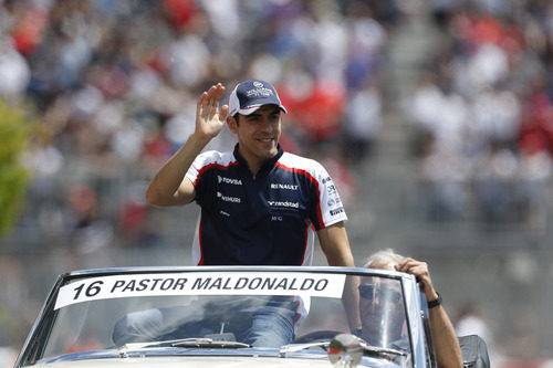 Pastor Maldonado saluda en el 'drivers' parade'