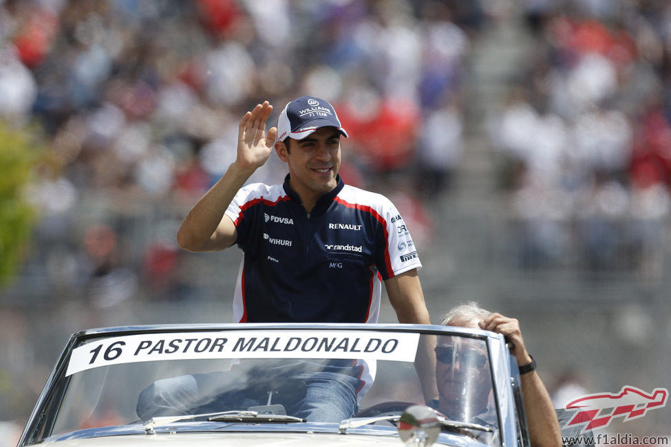 Pastor Maldonado saluda en el 'drivers' parade'