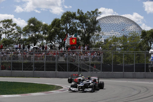 Valtteri Bottas, por delante de Sergio Pérez en Canadá