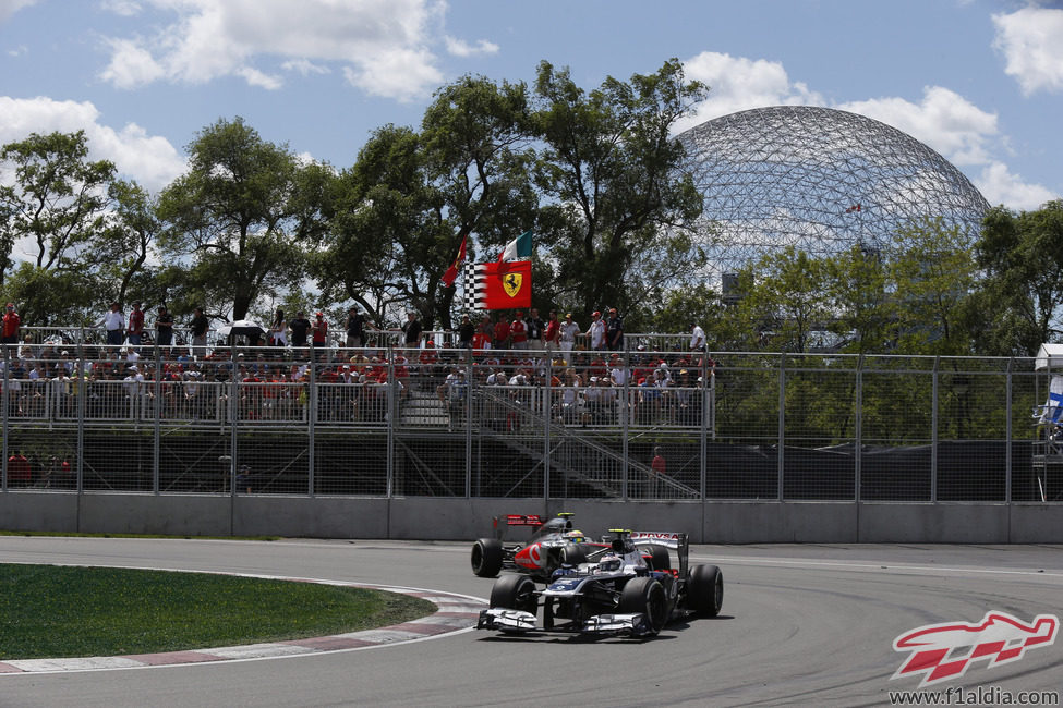 Valtteri Bottas, por delante de Sergio Pérez en Canadá