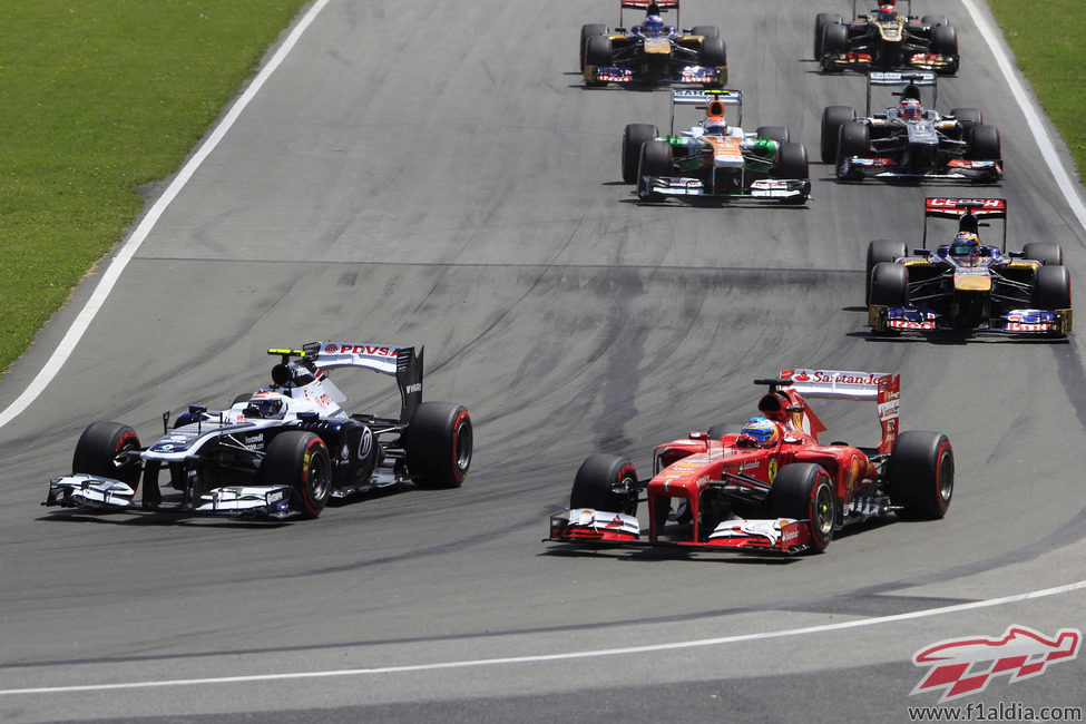 Valtteri Bottas rueda en paralelo con Fernando Alonso