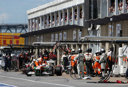 Paul di Resta sale da la calle de boxes tras un nuevo cambio de gomas