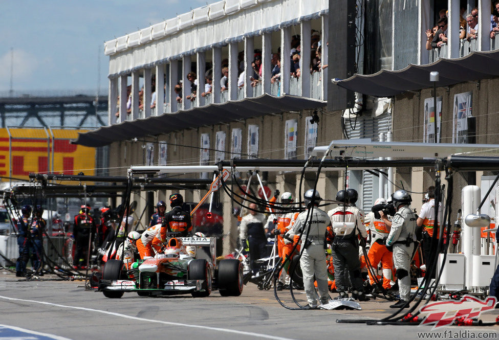 Paul di Resta sale da la calle de boxes tras un nuevo cambio de gomas