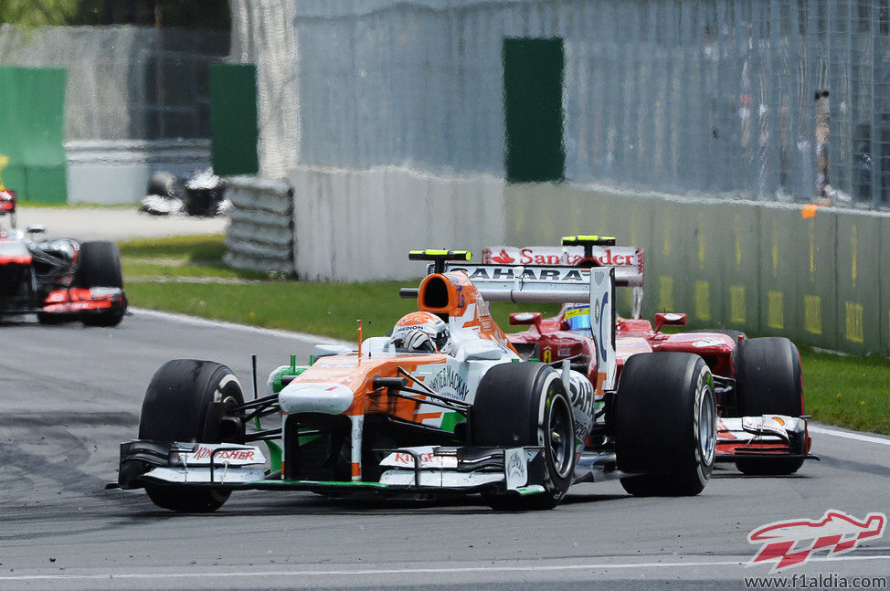 Adrian Sutil rueda por delante de Felipe Massa