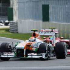 Adrian Sutil rueda por delante de Felipe Massa