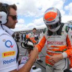 Adrian Sutil sale del coche tras colocar su VJM06 en la parrilla de salida del GP de Canadá 2013