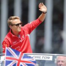 Max Chilton saluda a la afición