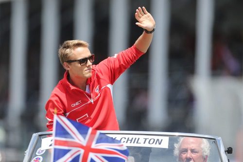 Max Chilton saluda a la afición