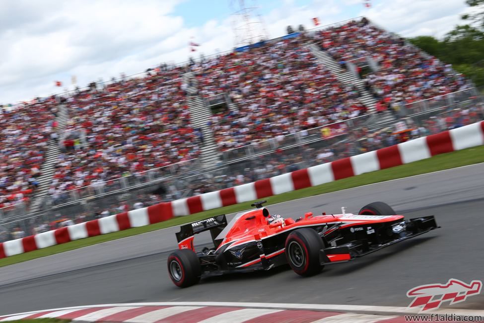 Jules Bianchi toma una curva en el Gilles-Villeneuve