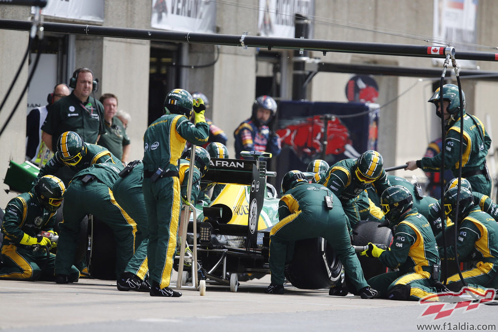 Cambio de gomas para Giedo van der Garde