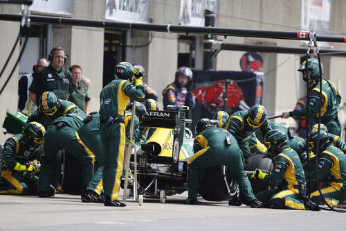 Cambio de gomas para Giedo van der Garde