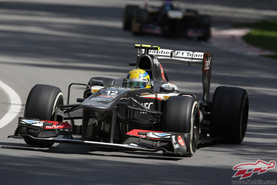 Esteban Gutiérrez rueda delante de Daniel Ricciardo