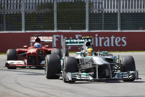Lewis Hamilton, perseguido por Fernando Alonso en Montreal