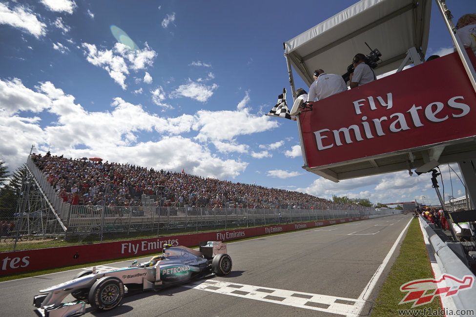 Lewis Hamilton cruza la meta en Canadá