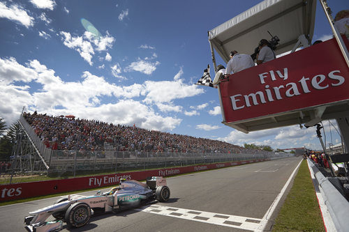 Lewis Hamilton cruza la meta en Canadá