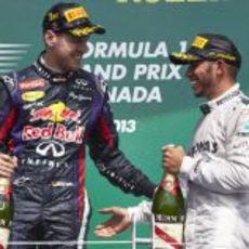 Lewis Hamilton sonríe en el podio junto a Sebastian Vettel