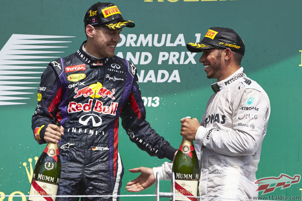 Lewis Hamilton sonríe en el podio junto a Sebastian Vettel