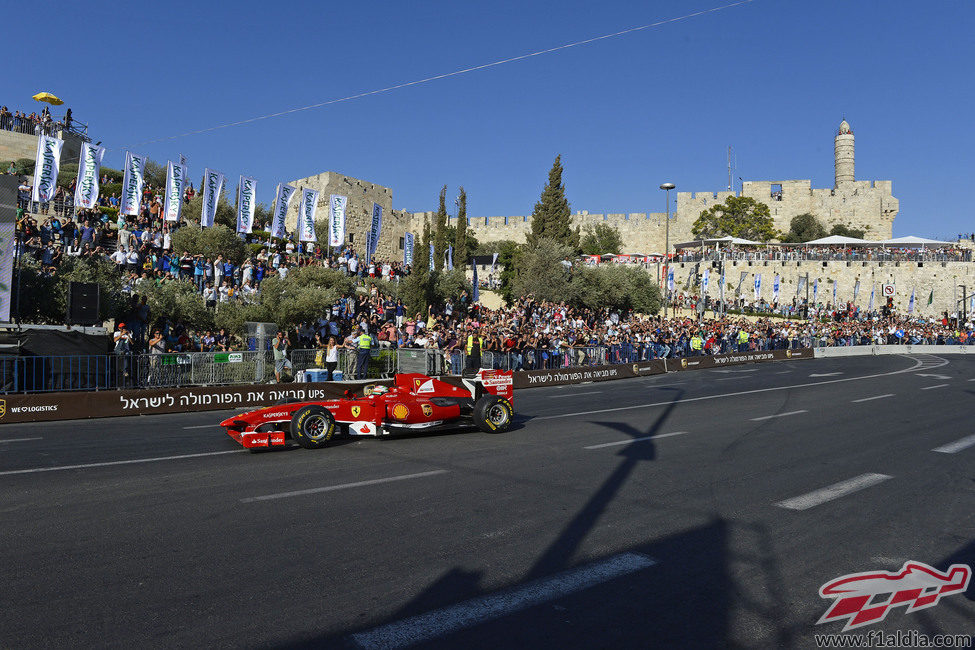 Giancarlo Fisichella rueda por las calles de Jerusalén