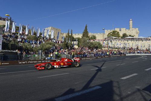 Giancarlo Fisichella rueda por las calles de Jerusalén