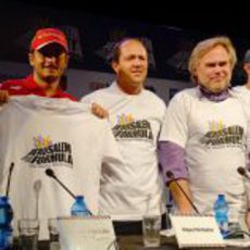 Giancarlo Fisichella enseña la primera camiseta del Jerusalem Peace Road Show