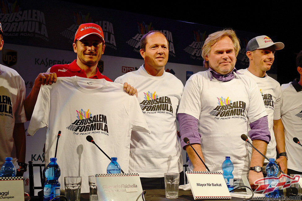 Giancarlo Fisichella enseña la primera camiseta del Jerusalem Peace Road Show