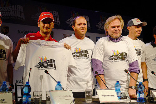 Giancarlo Fisichella enseña la primera camiseta del Jerusalem Peace Road Show