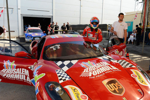 Antonio Fuoco se prepara para subirse a uno de los deportivos de competición del equipo Ferrari