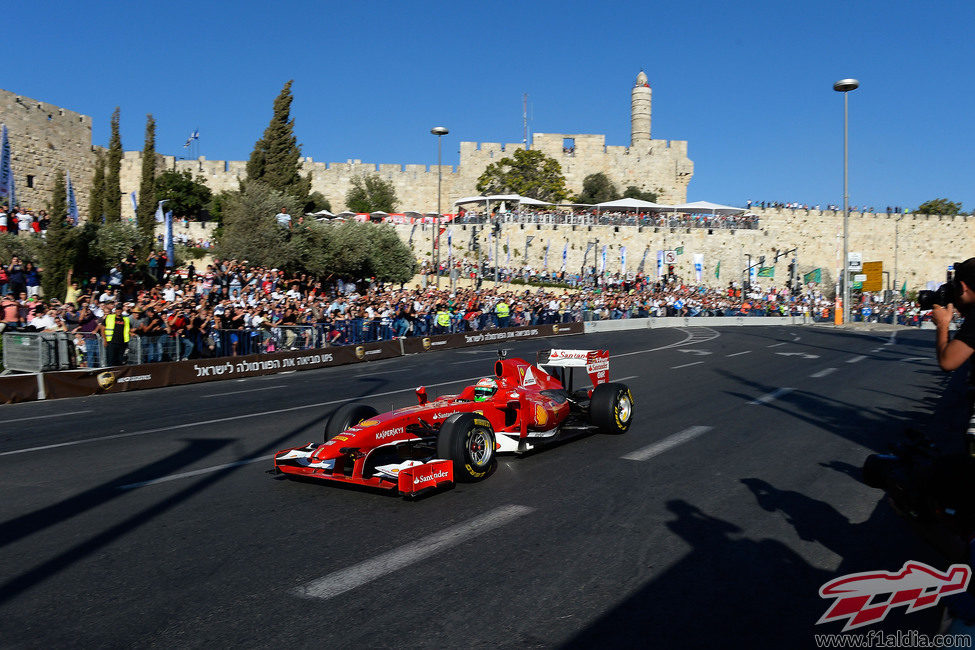 El F60 a toda velocidad por las calles de Jerusalén