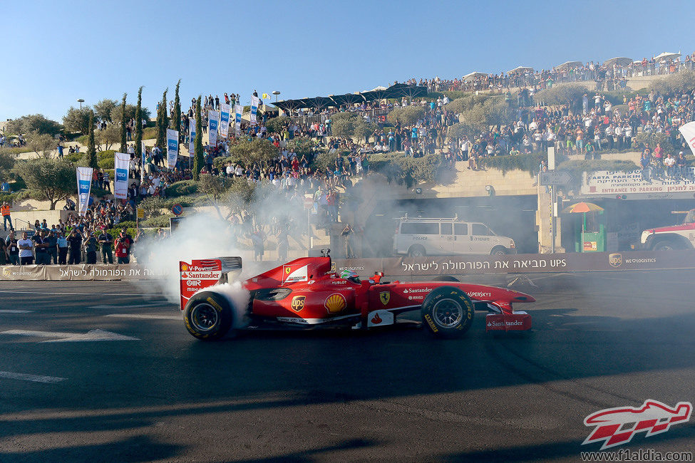 Giancarlo Fisichella da un buen espectáculo en pista