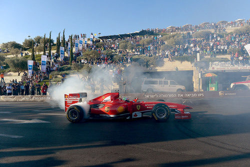 Giancarlo Fisichella da un buen espectáculo en pista