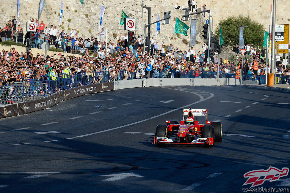 Giancarlo Fisichella puede sentir el apoyo de la ciudad a bordo de su F60