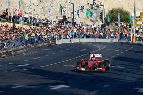 Giancarlo Fisichella puede sentir el apoyo de la ciudad a bordo de su F60