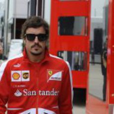 Fernando Alonso camina por el paddock de Silverstone