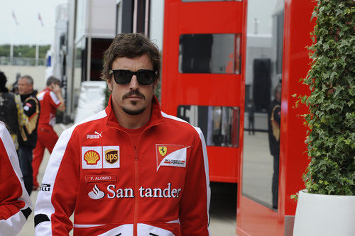 Fernando Alonso camina por el paddock de Silverstone